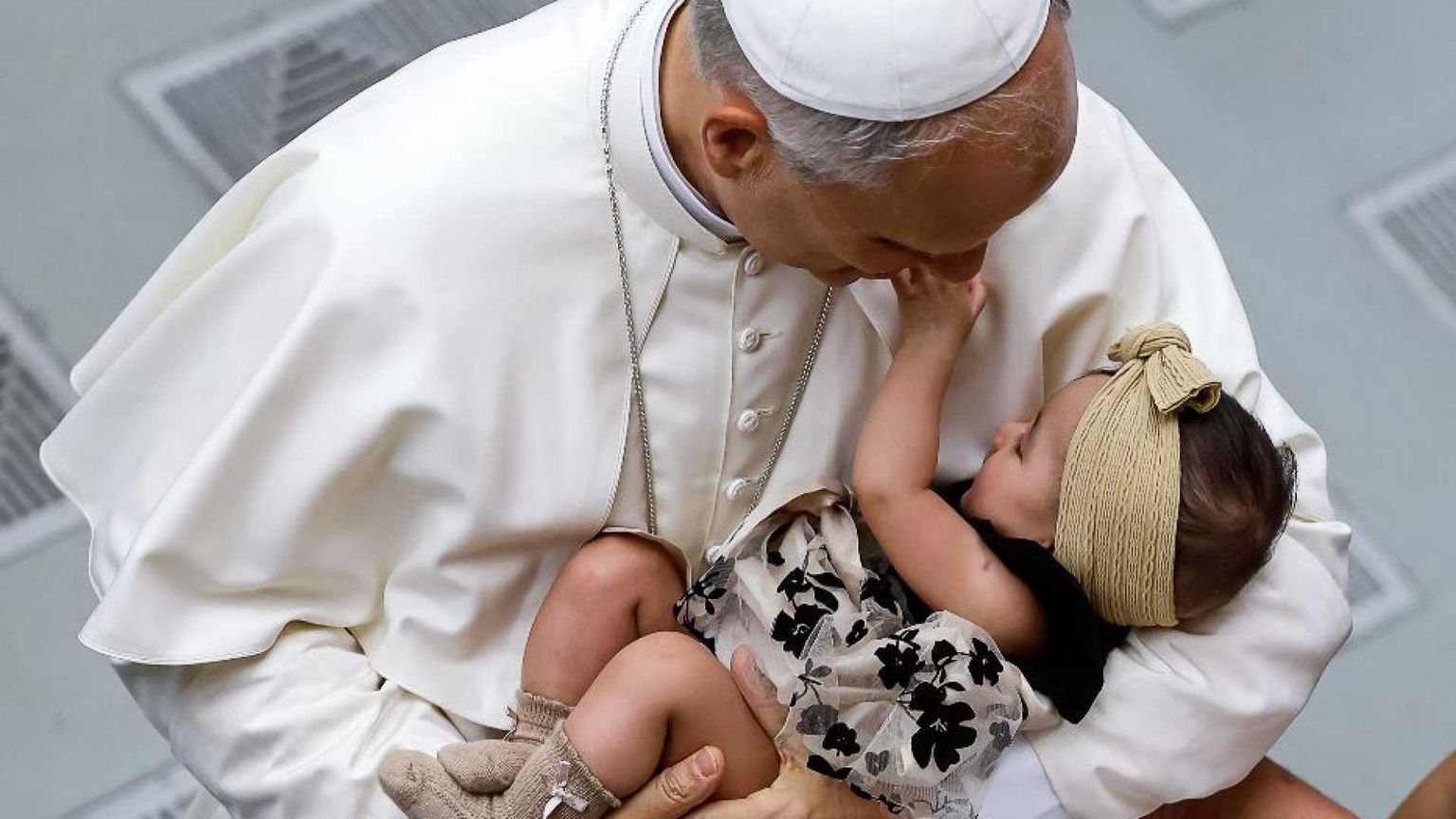 Il Papa al Meeting: troppo dolore innocente, dalle macerie nasca la pace