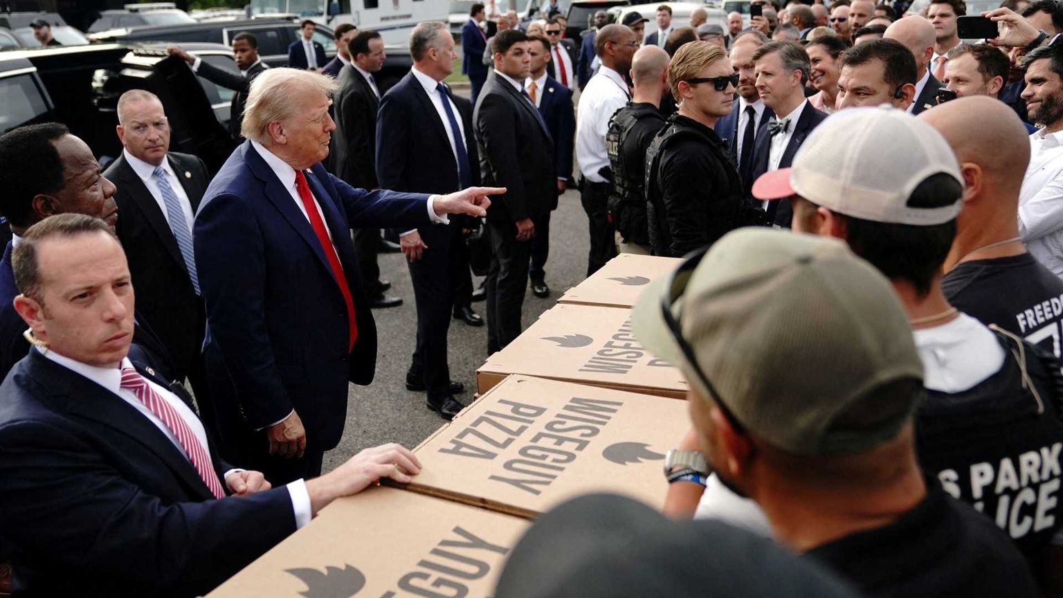 Trump ha portato pizza e hamburger alla Guardia nazionale schierata a Washington