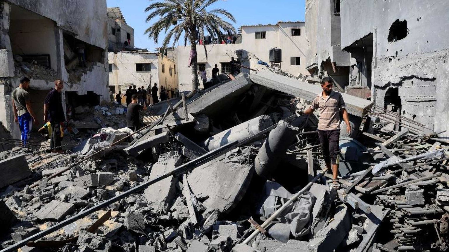 Raid e demolizioni: l'esercito israeliano sta radendo al suolo Gaza City