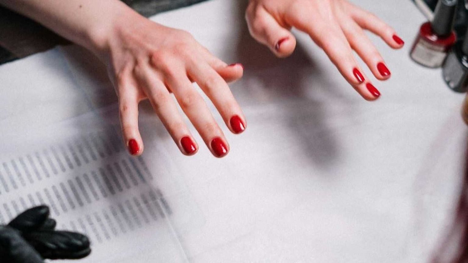 L’Ue perde lo smalto: stretta sulle manicure dal primo settembre. Cosa cambia