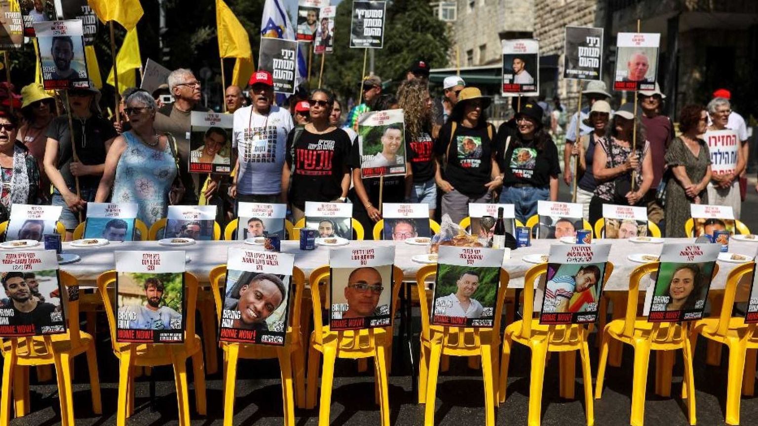 I familiari degli ostaggi insistono: «Subito un accordo»