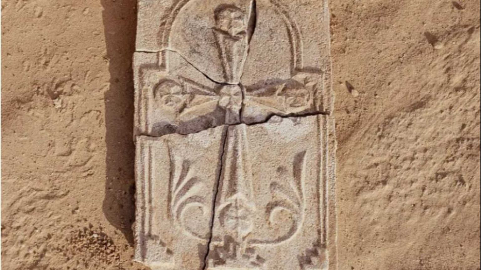 Una croce del VII secolo emerge dalle sabbie di Abu Dhabi