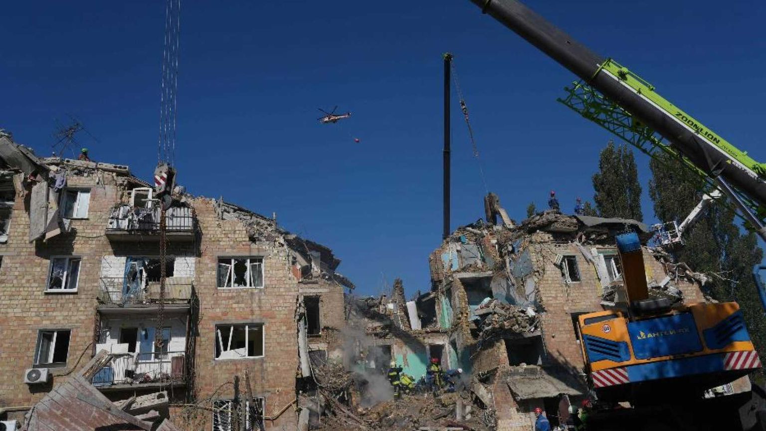 Pioggia di fuoco su Kiev, decine di morti. «Mosca rifiuta la pace»