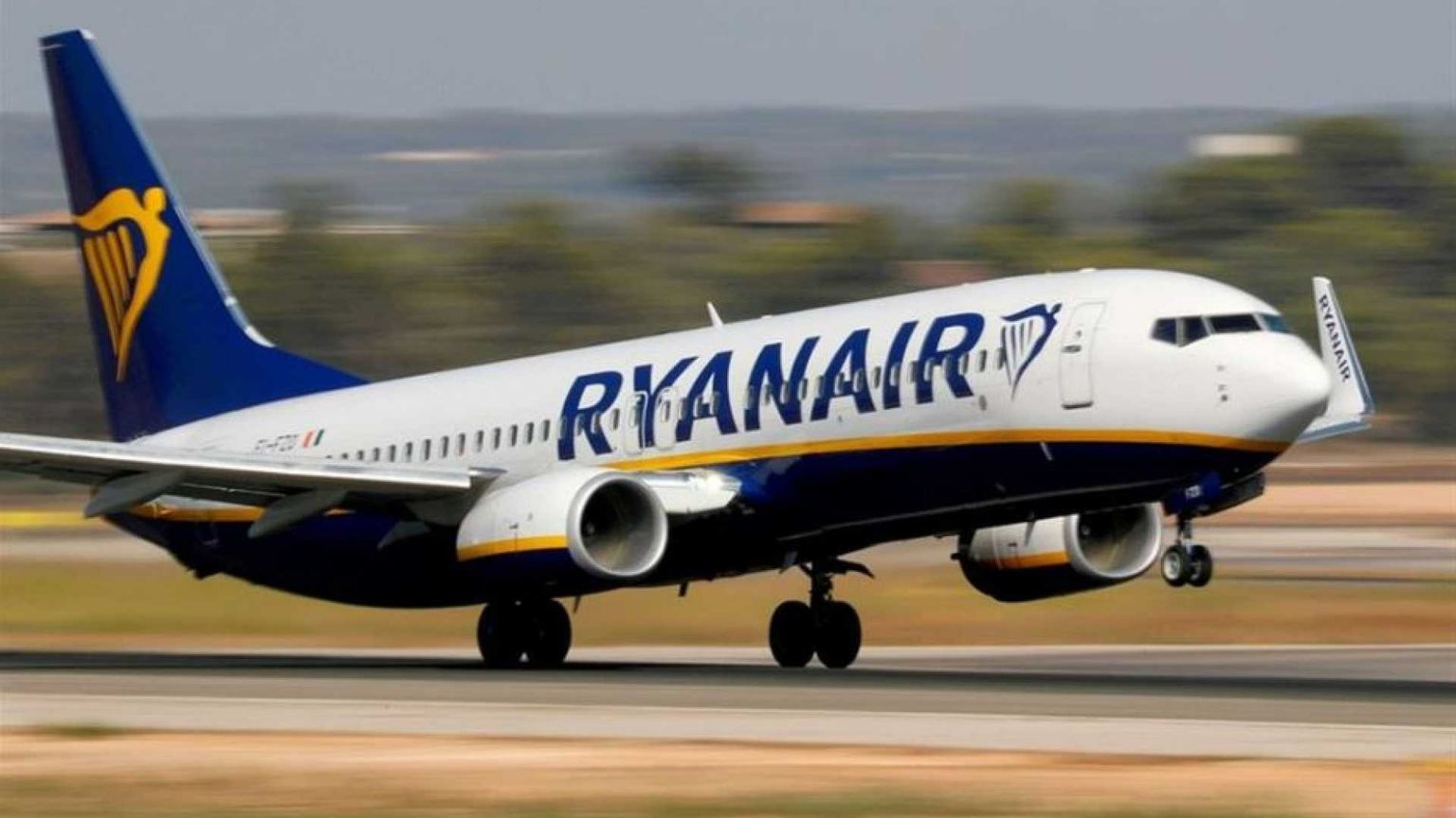 Bagaglio a mano fuorimisura? Ryanair premia gli steward che fanno la spia