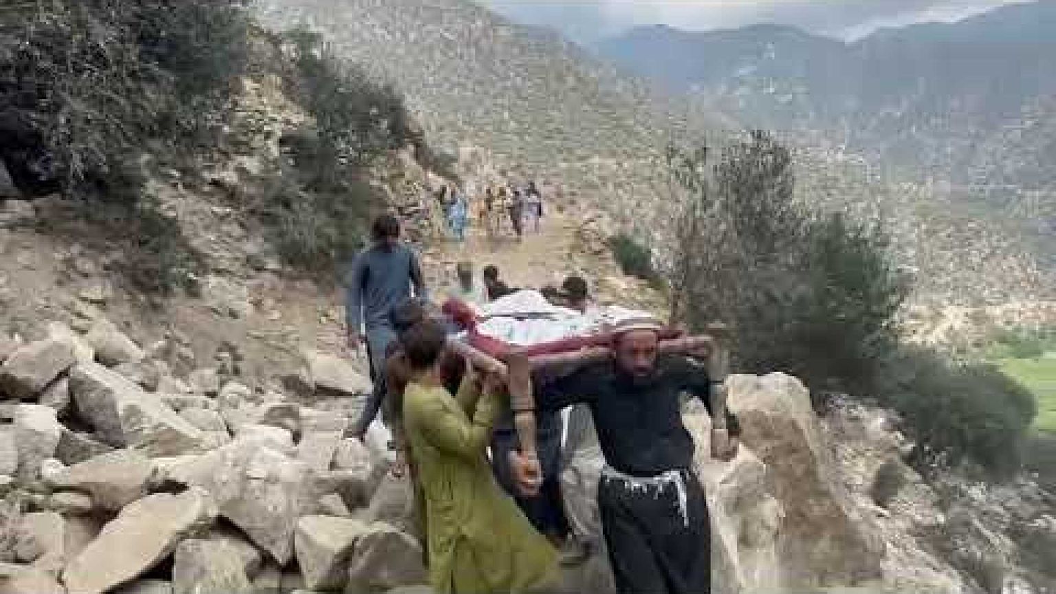 Afghanistan, oltre 1.400 le vittime: portiamo a valle i corpi a spalla