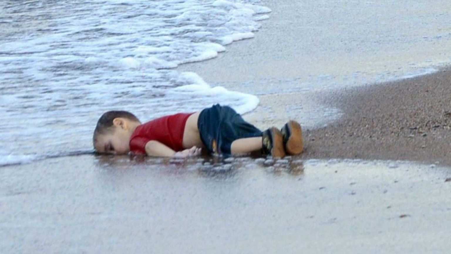 Dieci anni dopo Alan Kurdi, quel "mai più" resta un'illusione