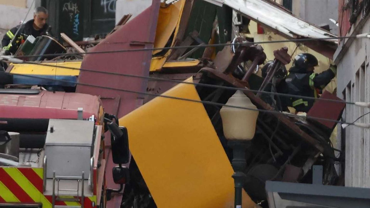 La tragedia della funicolare di Lisbona: «Mancava la manutenzione»