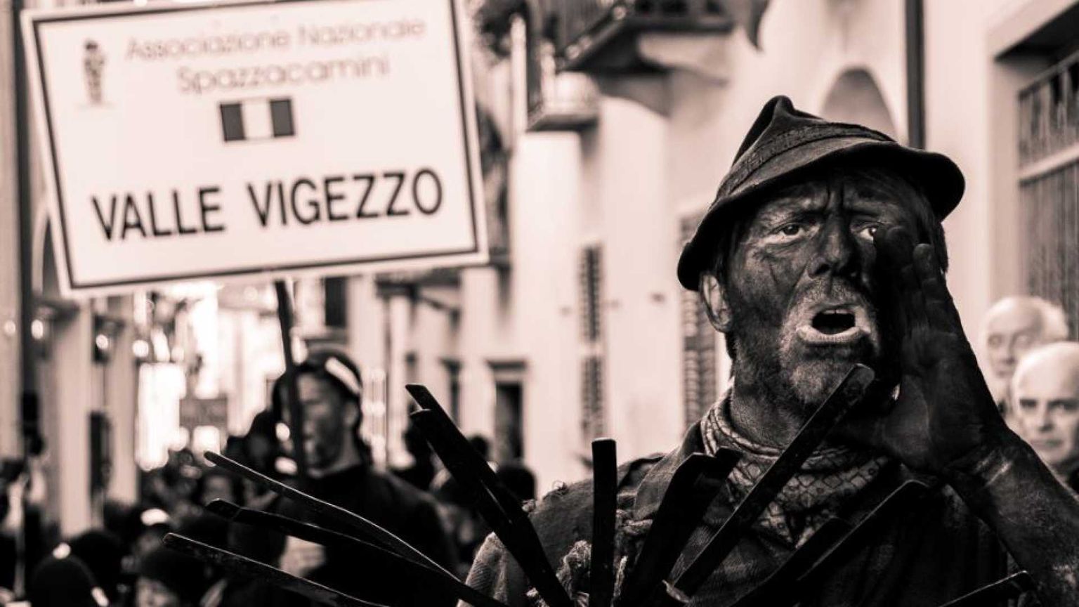 Spazzacamini di tutto il mondo unitevi. Il raduno in Val Vigezzo