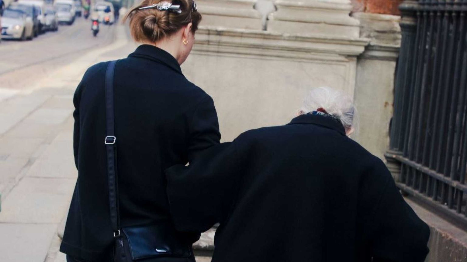 Corsie speciali fuori dalle quote: cosa ha deciso il governo sulle badanti