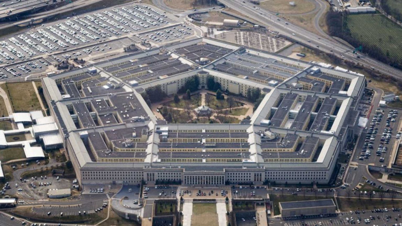 Trump vuole il Nobel per la Pace. Ma vara il ministero della Guerra