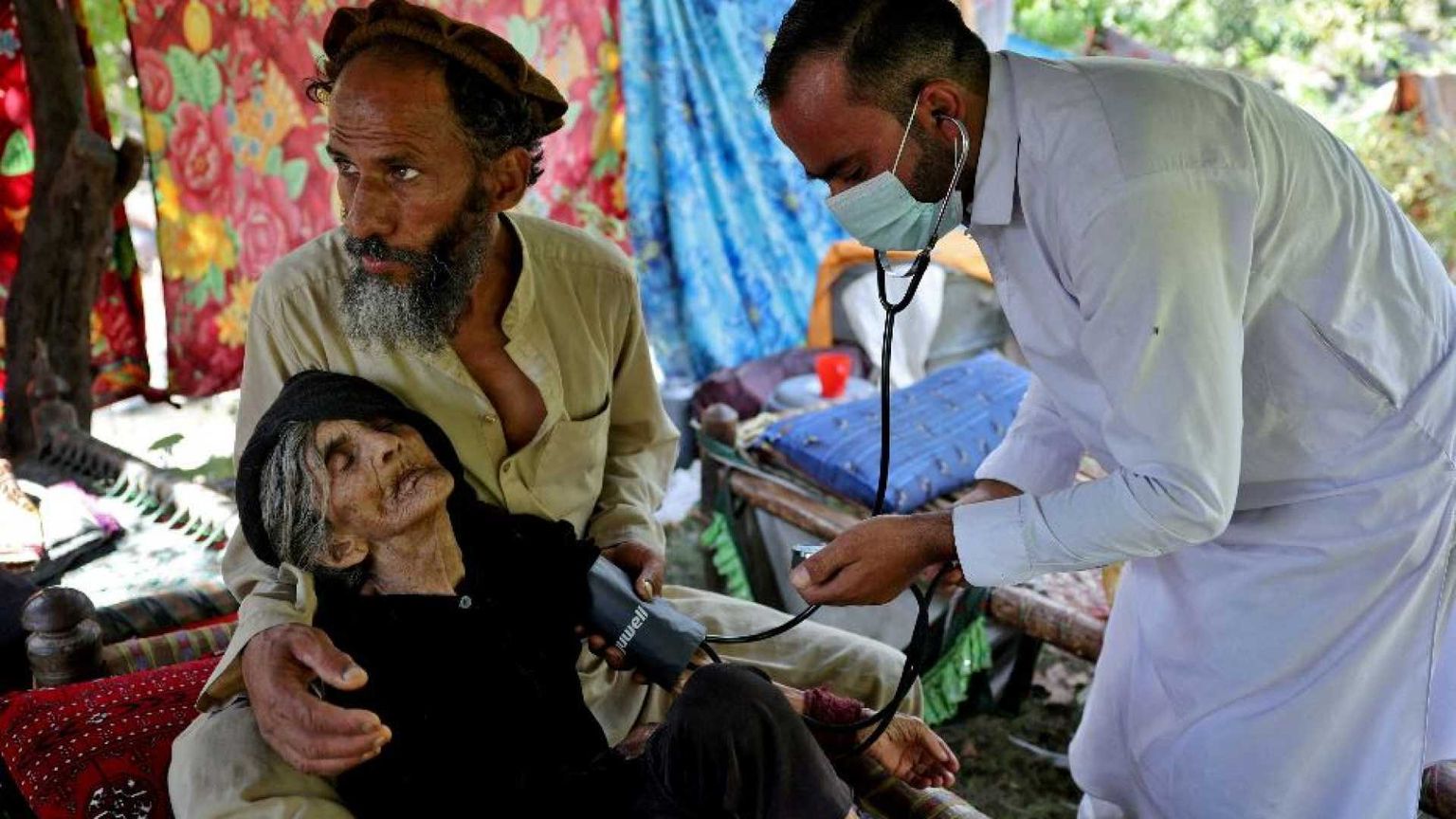 In Afghanistan le donne sotto le macerie del terremoto non vengono soccorse