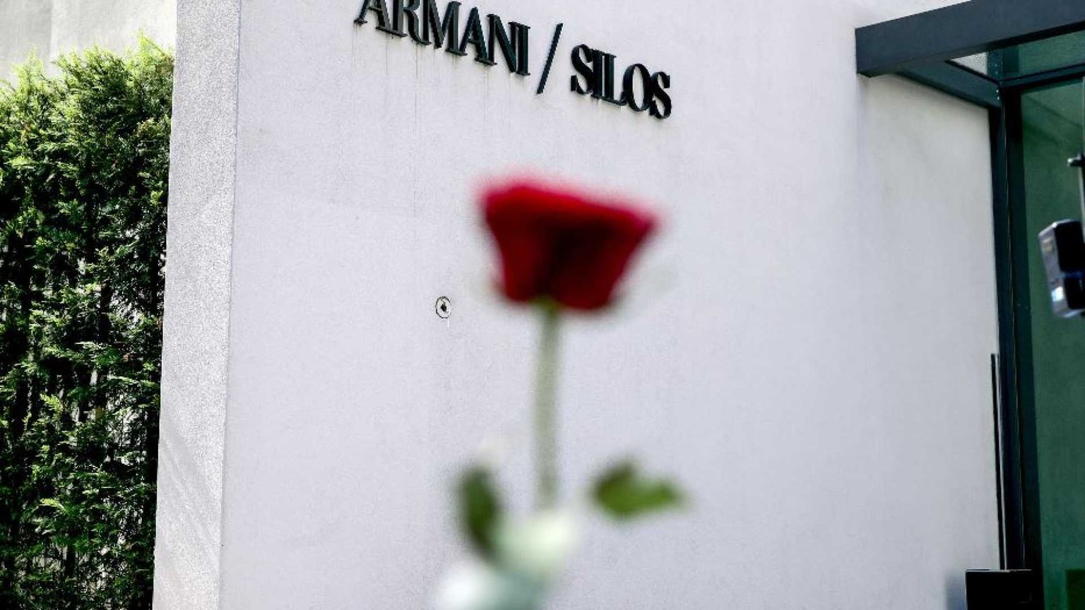 In preghiera con la famiglia di Armani: «Si interrogava sul senso della vita»