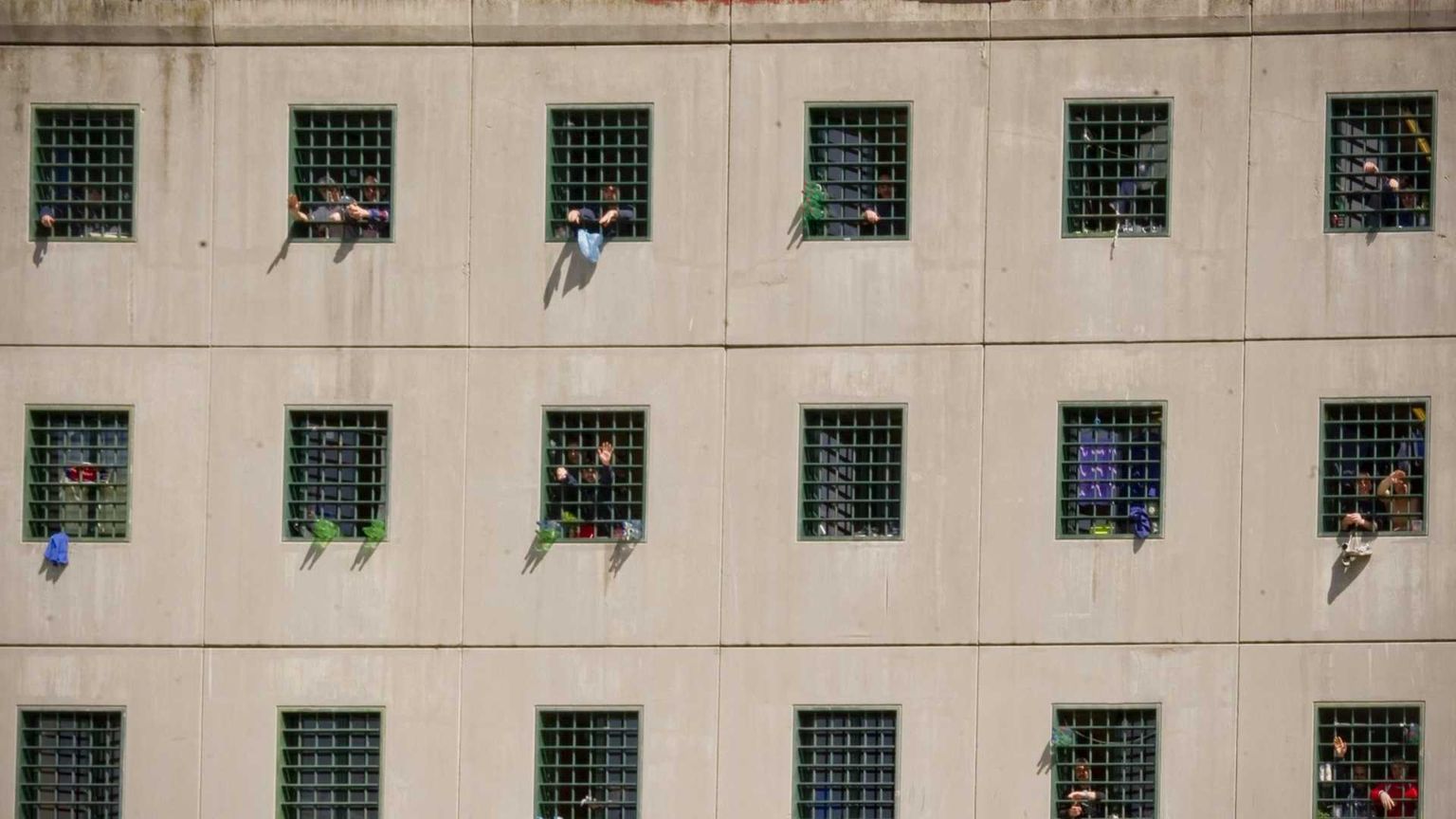 Suicida in cella una 26enne, la terza in pochi giorni. Le parole del vescovo