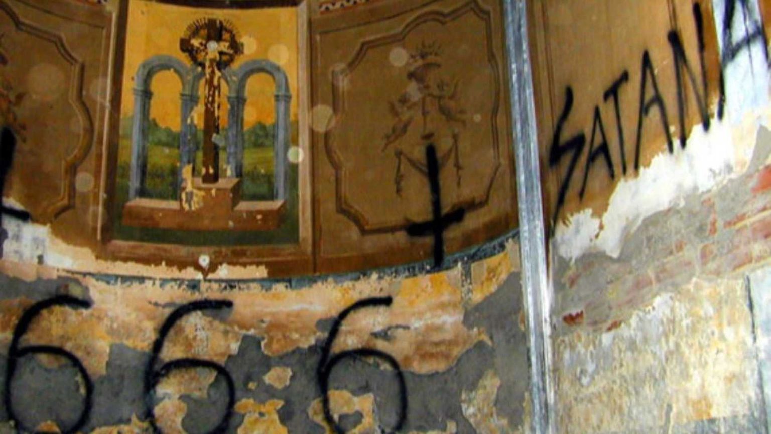 Un prof è stato condannato per aver richiamato una studentessa satanista