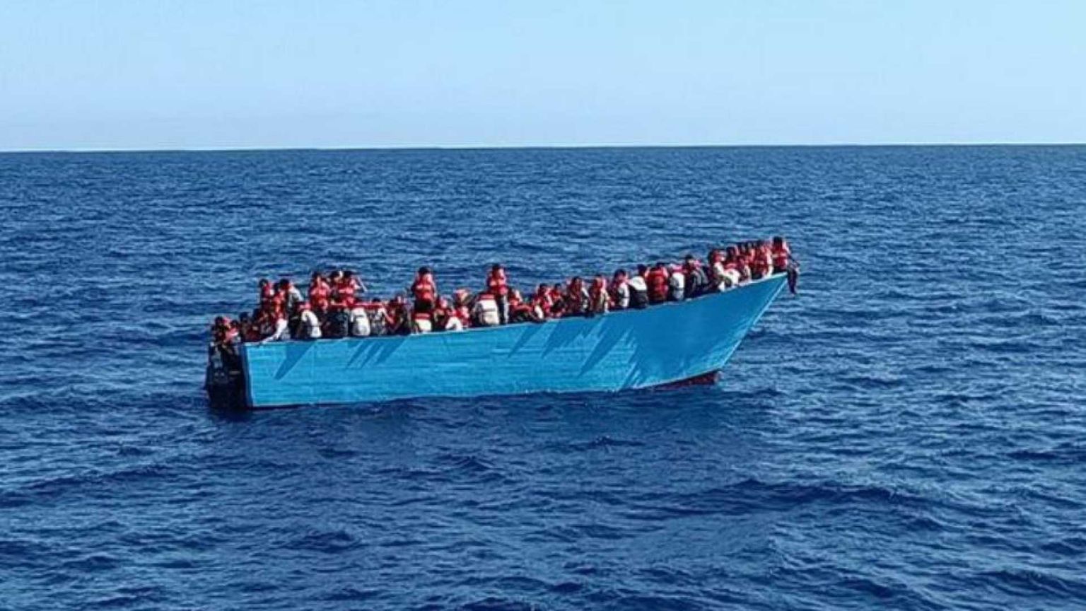 Morti o intossicati da idrocarburi: come arrivano i migranti a Lampedusa