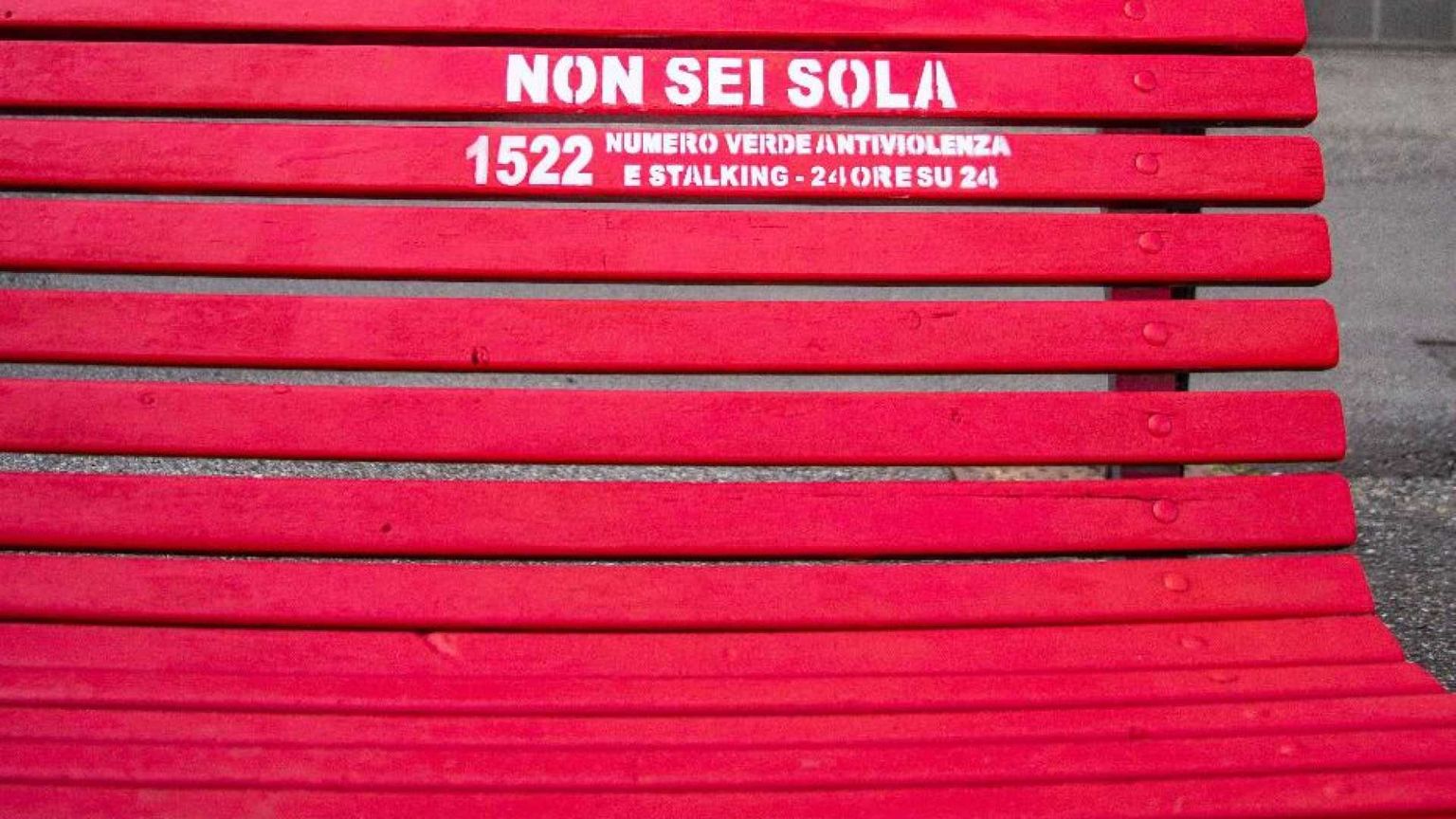 Un marito massacra la moglie, la sfigura. Davvero va compreso?