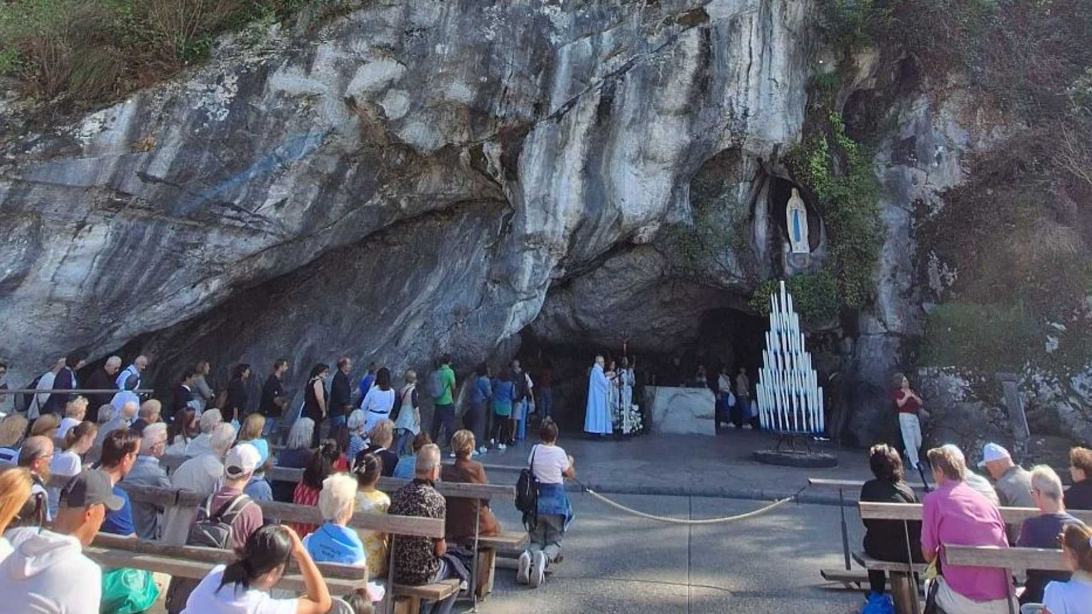 Con i malati, davanti alla Grotta. «Lourdes è una scuola di vita»