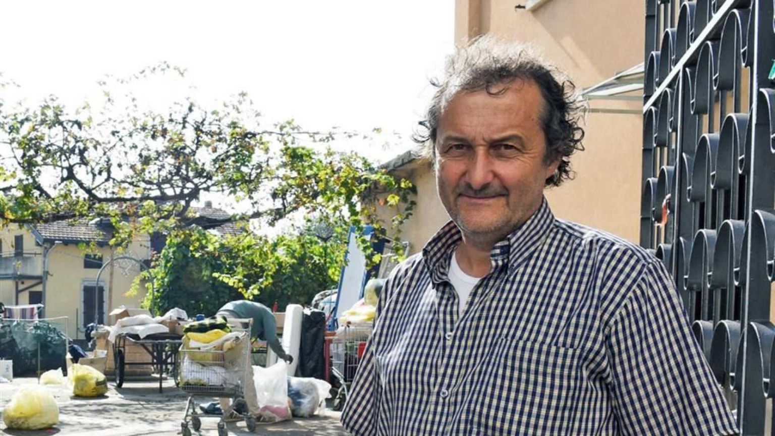 Como si schiera con don Giusto (dopo l'attacco del sindaco)