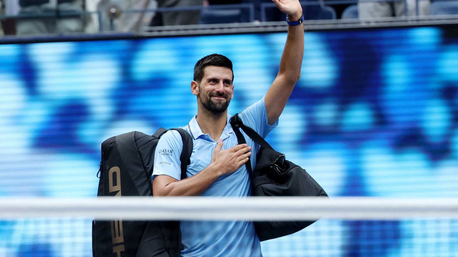 Lo strappo di Djokovic: scende in piazza con i giovani e va in esilio in Grecia