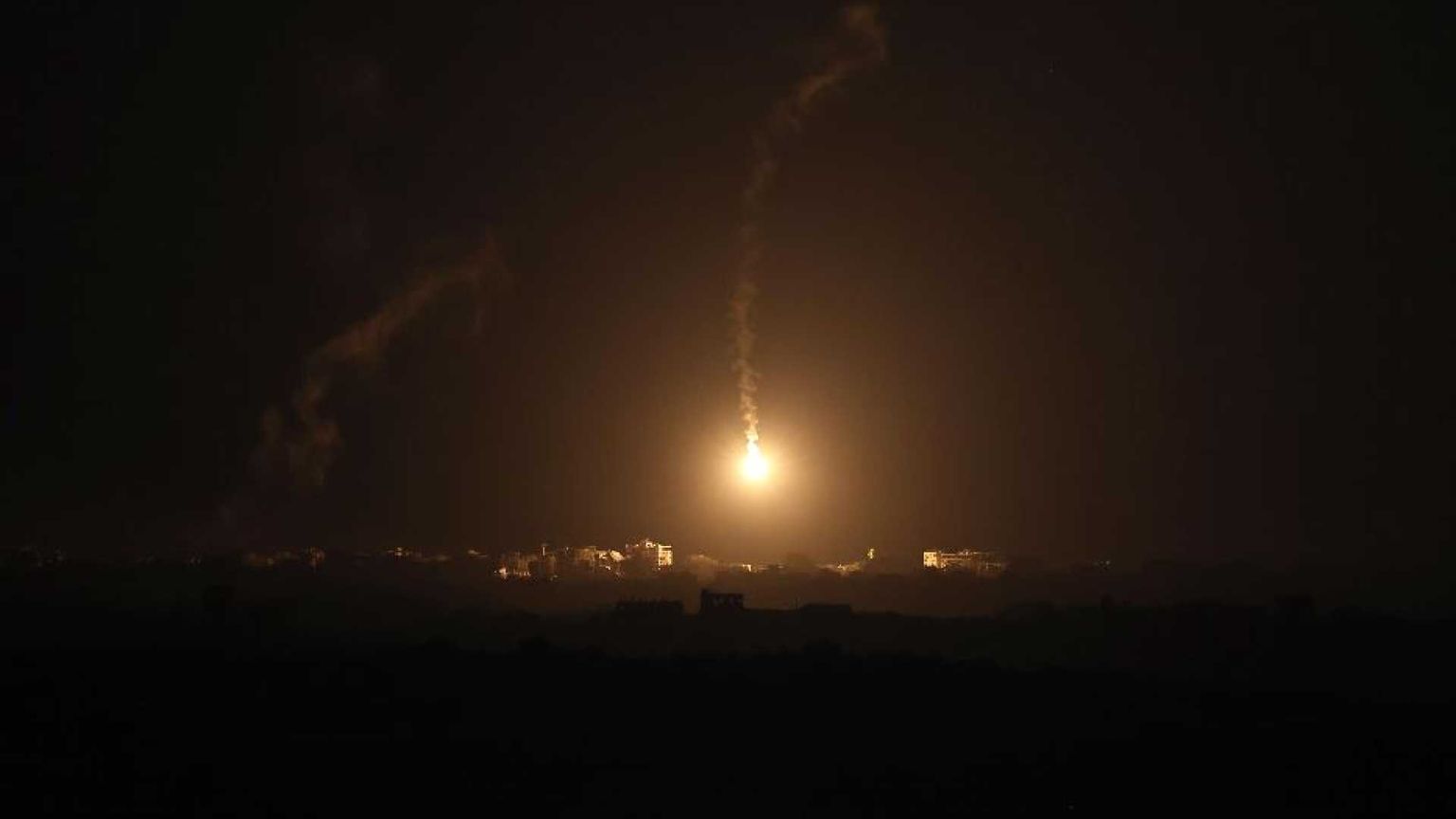 L'esercito di Israele è entrato a Gaza City: «La città sta bruciando»