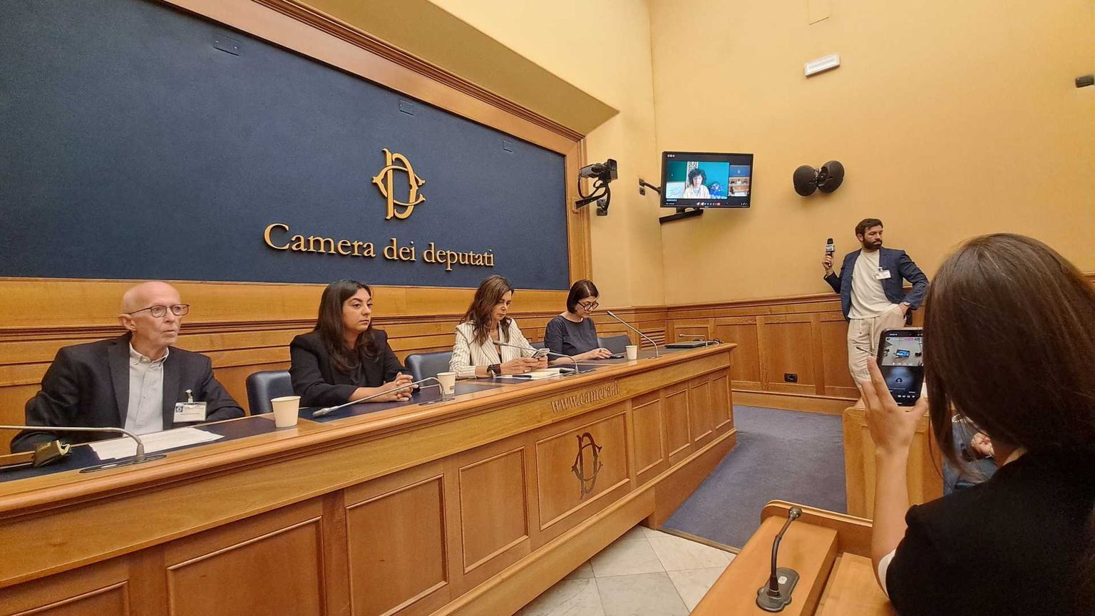 La Nobel Narges Mohammadi: «L'Iran è cambiato. Ora un libero referendum»