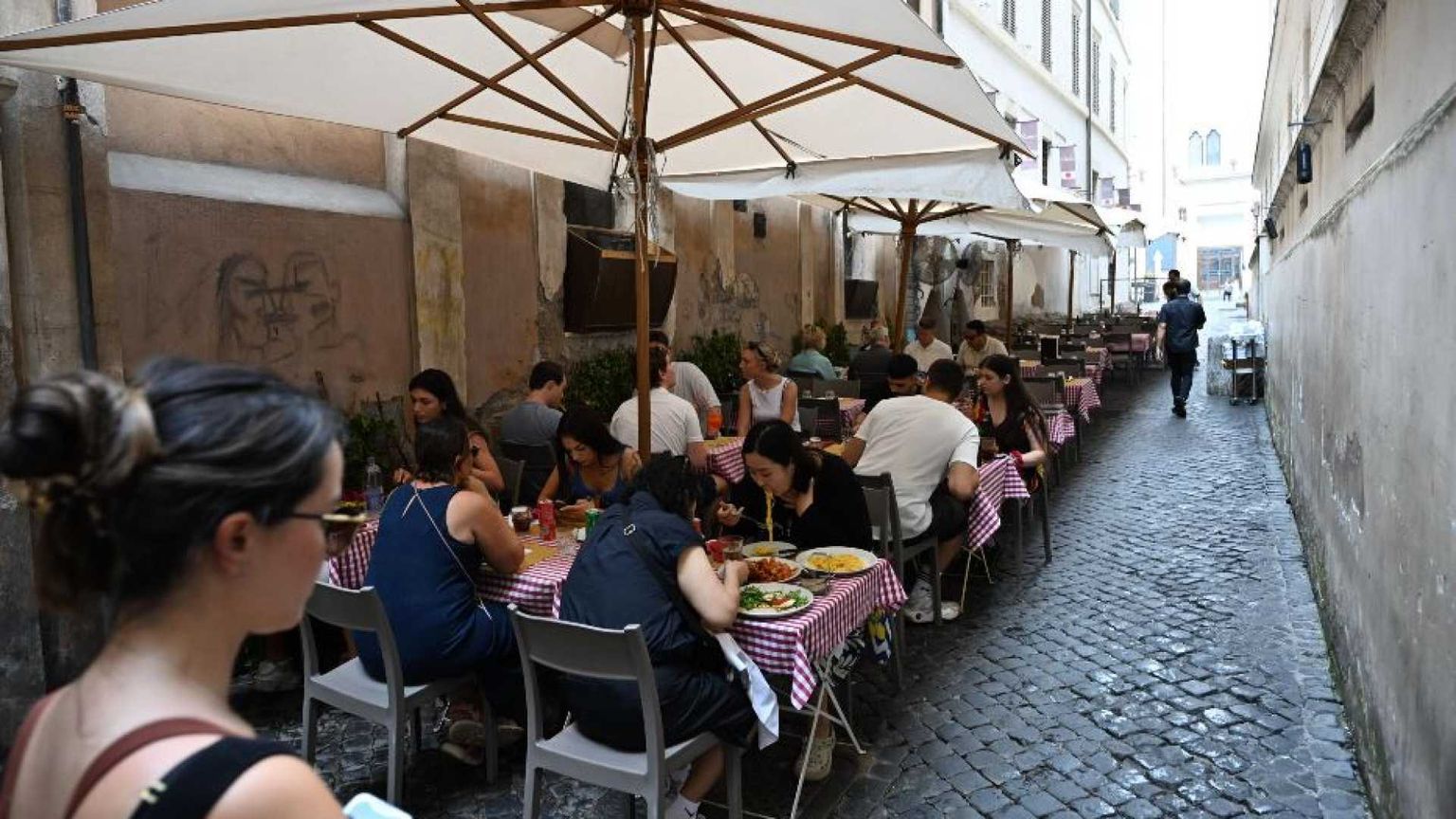 Salta la stretta sui dehors. Tavoli all’aperto dei bar liberi fino al 2027
