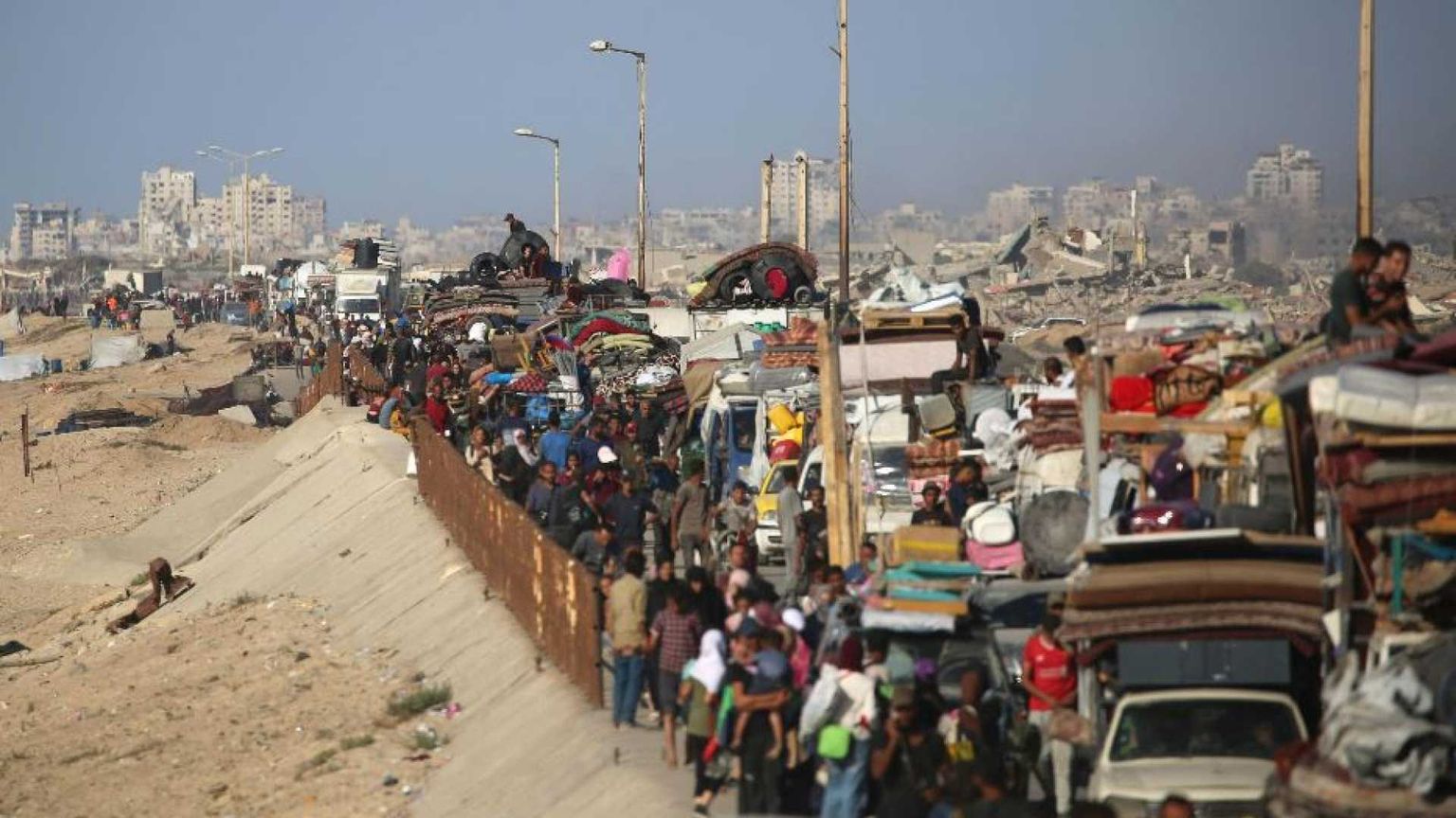 Quel popolo di profughi in colonna verso il nulla