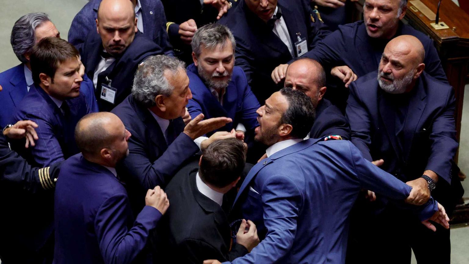 Terzo via libera (con bagarre) alla separazione delle carriere