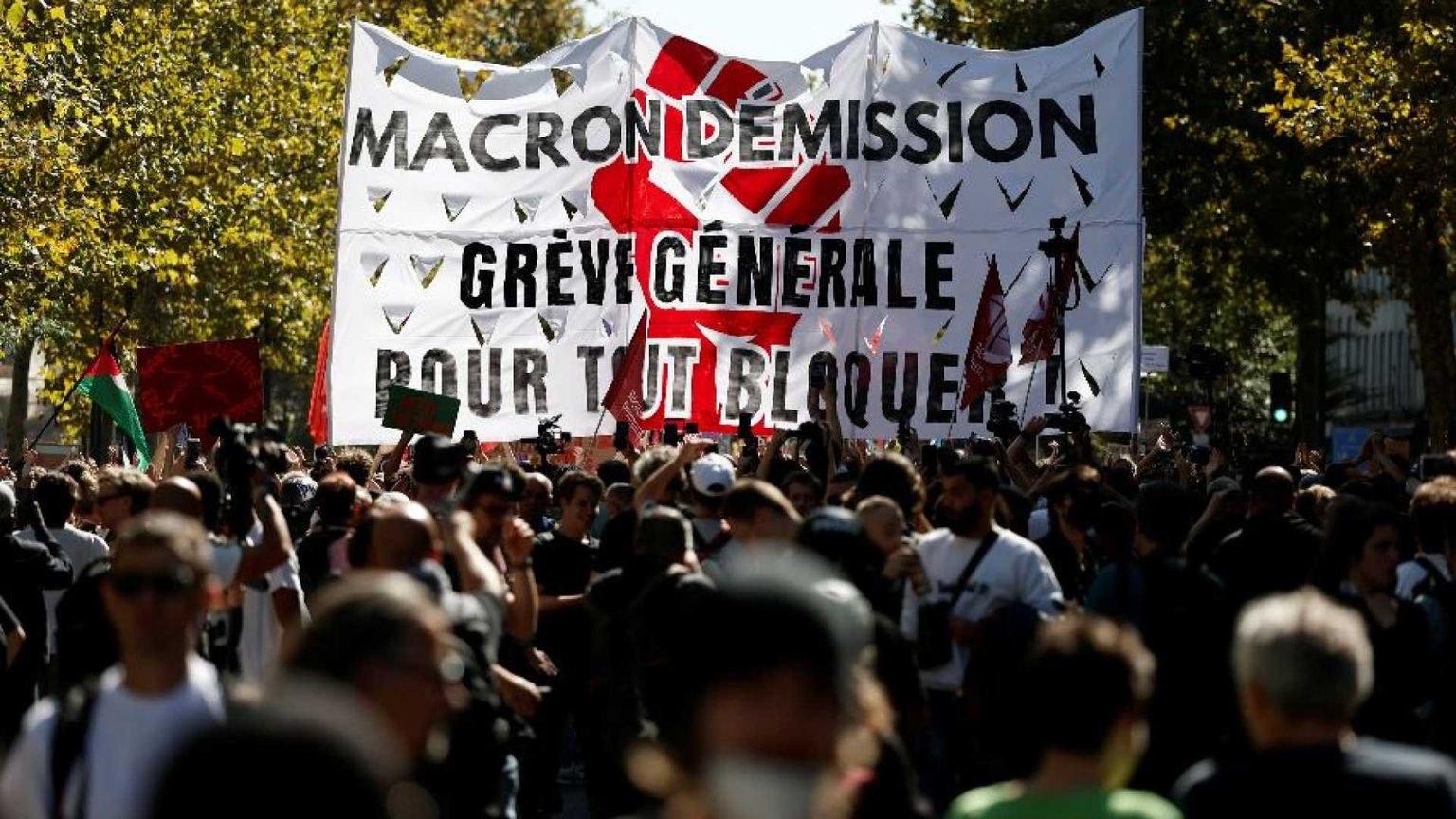 La rabbia di Francia: centinaia di migliaia di persone sono scese in piazza