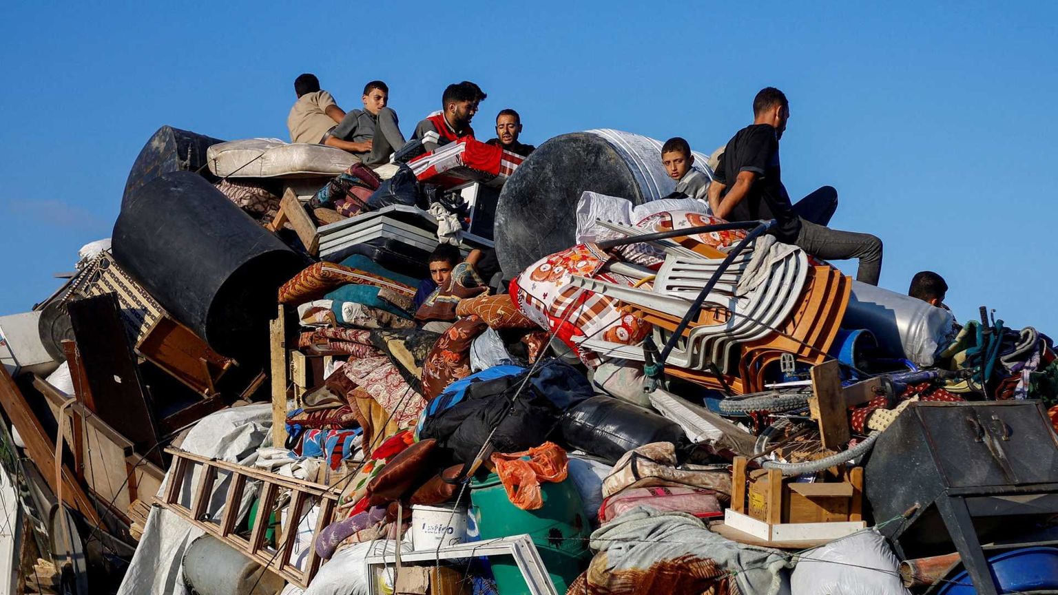 Le nostre chat su WhatsApp con chi sta fuggendo da Gaza City