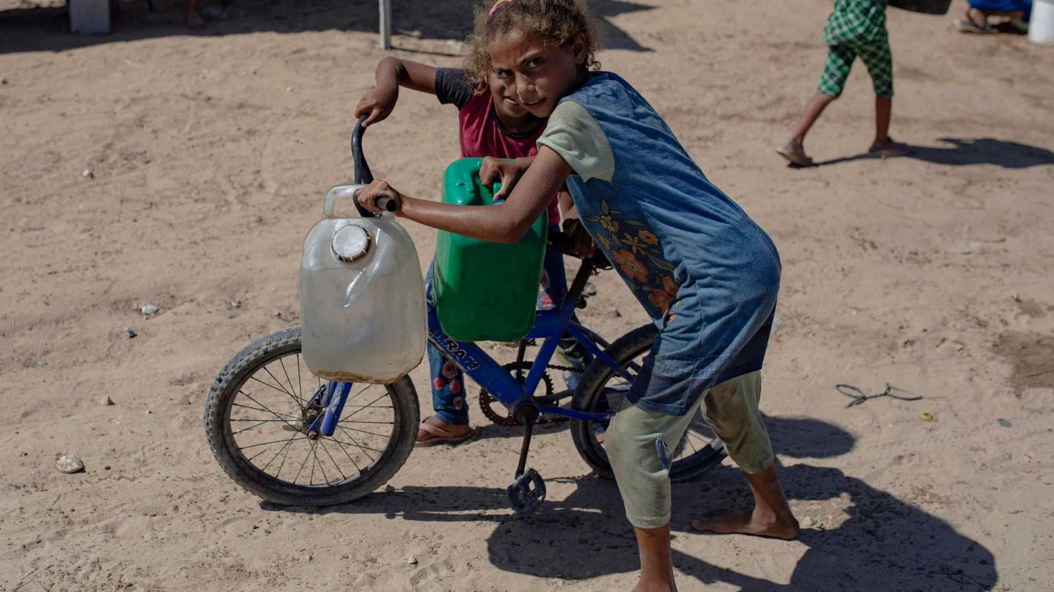L'acqua è l'ultima arma usata contro la popolazione. «È poca e costa tanto»