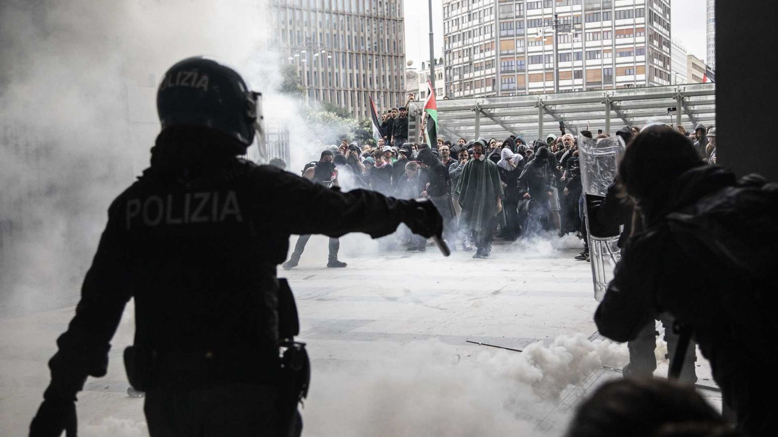I cortei, gli scontri, i quartieri allagati: il lunedì nero di Milano