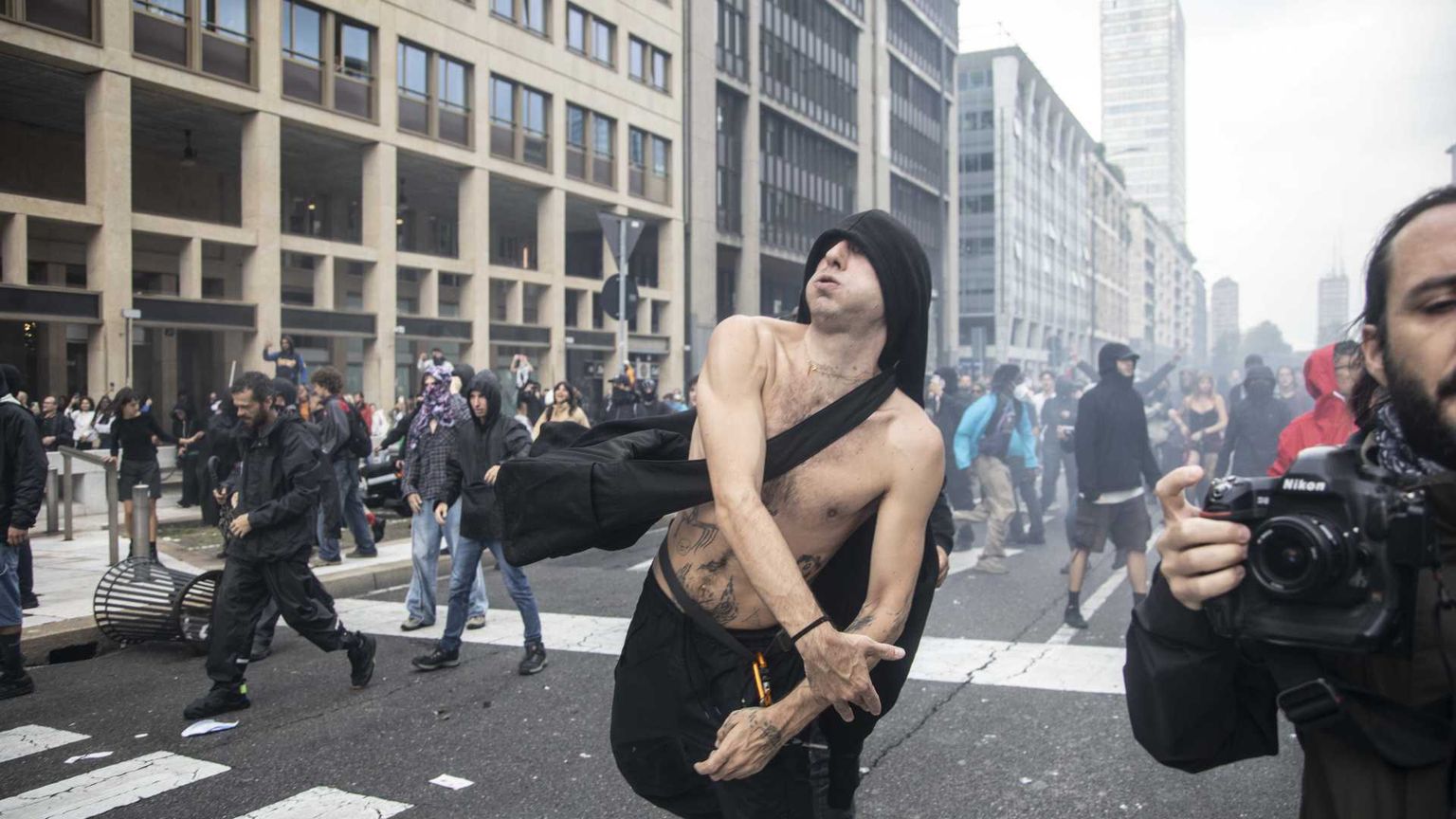I “maranza”, gli antagonisti e gli altri: come è degenerato il corteo di Milano