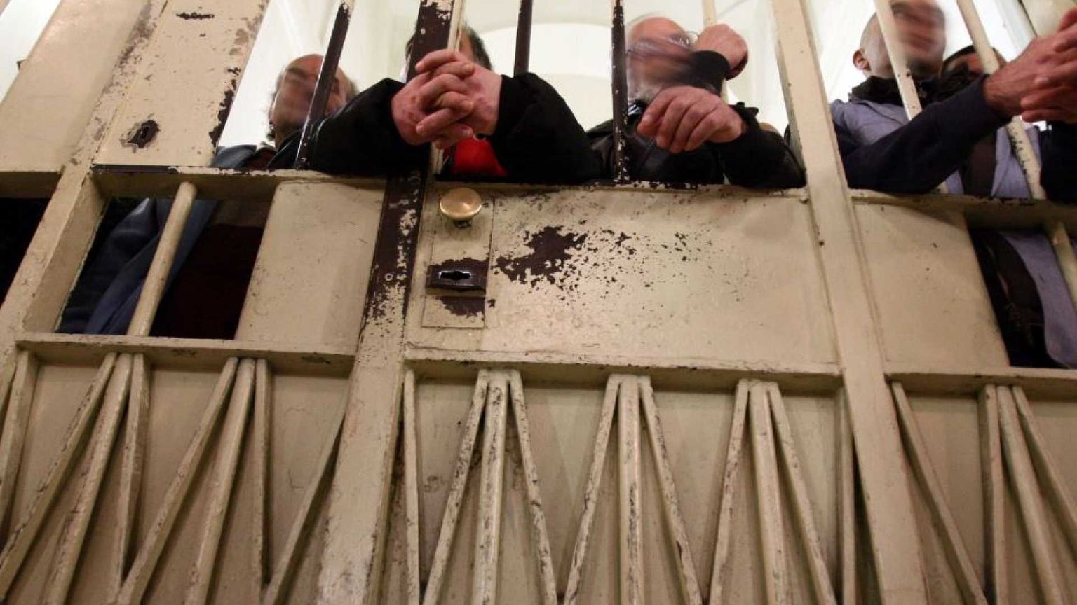 È in corso una bufera a Pavia per i preservativi in carcere