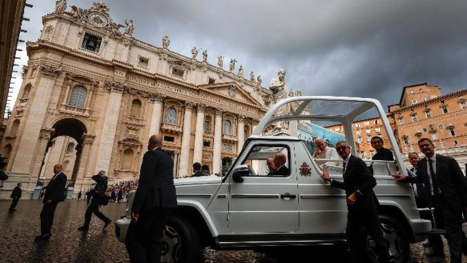 Il Papa: a ottobre pregheremo ogni giorno il Rosario per la pace
