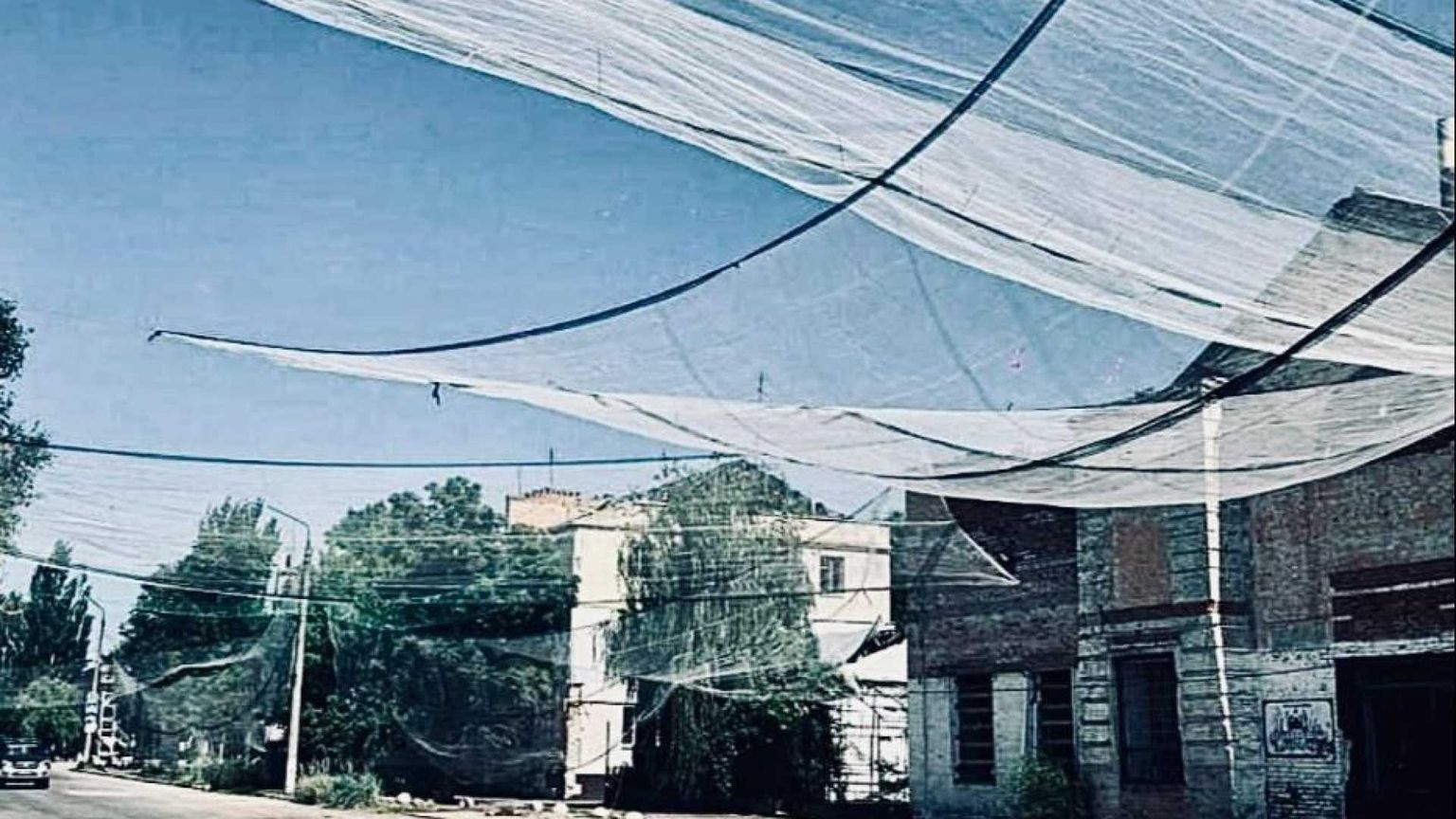 Così gli ucraini stendono le reti sulla città per "proteggersi" dai droni