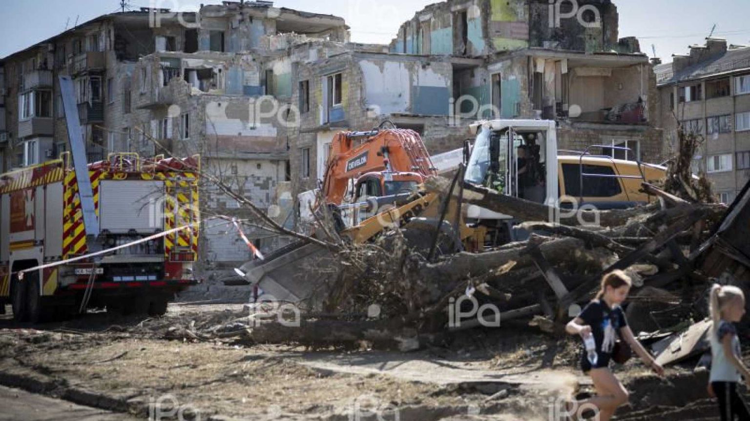 Come si dialoga con chi bombarda? Con chi ha deciso che non esisti?