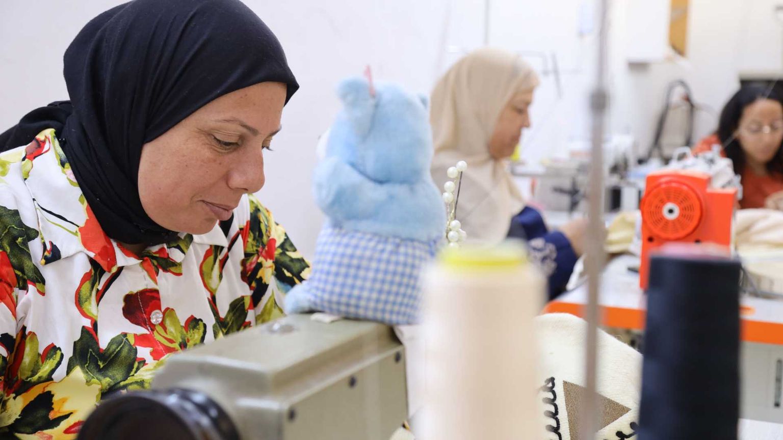 Cucire speranze in Tunisia: «Così noi artigiane possiamo ripartire»