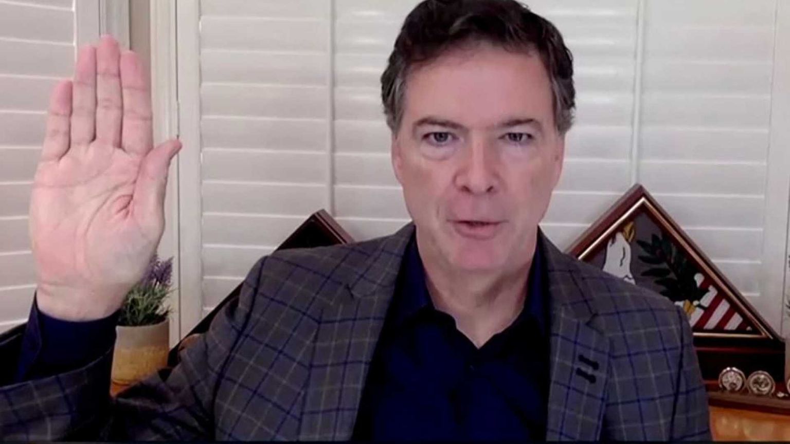 Incriminato l'ex capo del Fbi che indagò sul Russiagate. E Trump esulta