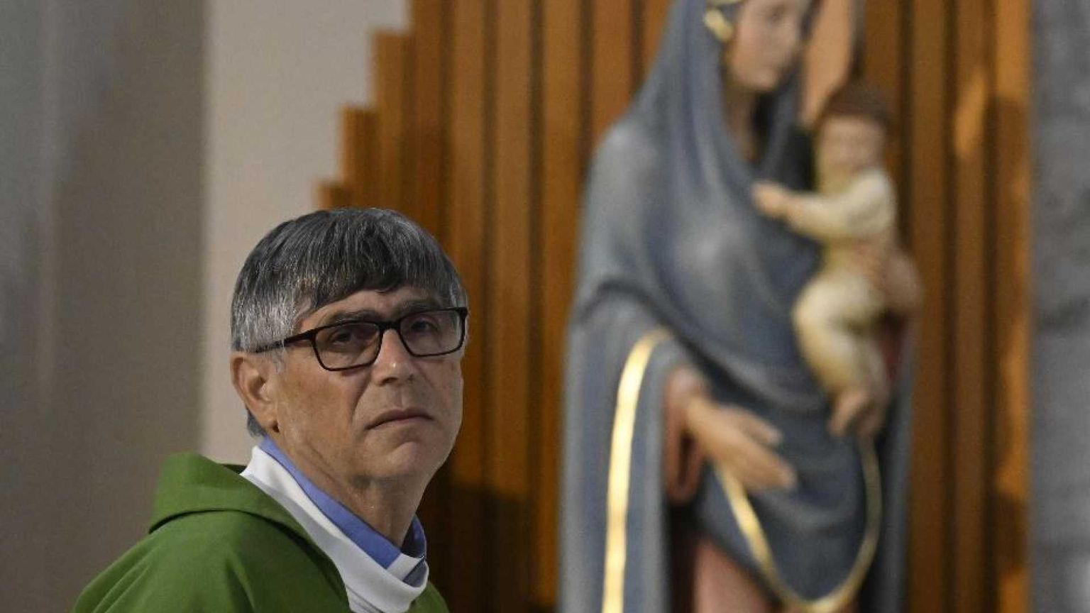 Il proiettile in chiesa: il «dolore» di don Patriciello, le parole di Meloni
