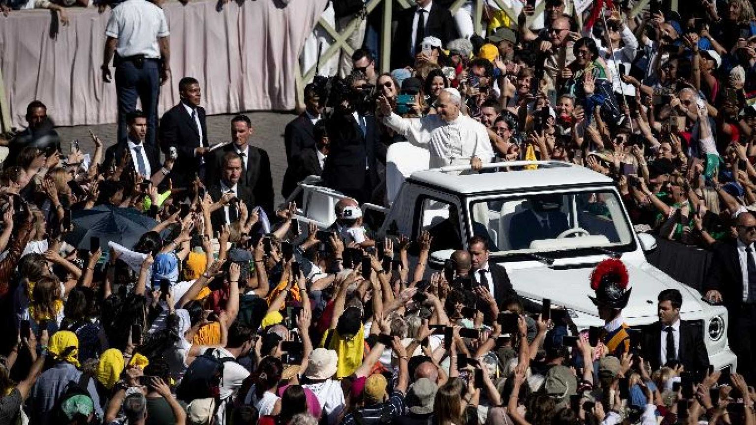 Il Papa: «Interi popoli in miseria, piagati da guerra e sfruttamento»