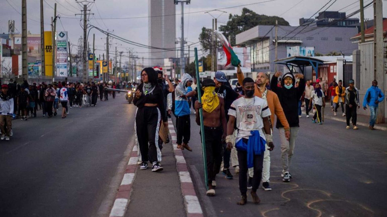 Quando la rabbia social diventa rete e fa tremare i governi del mondo