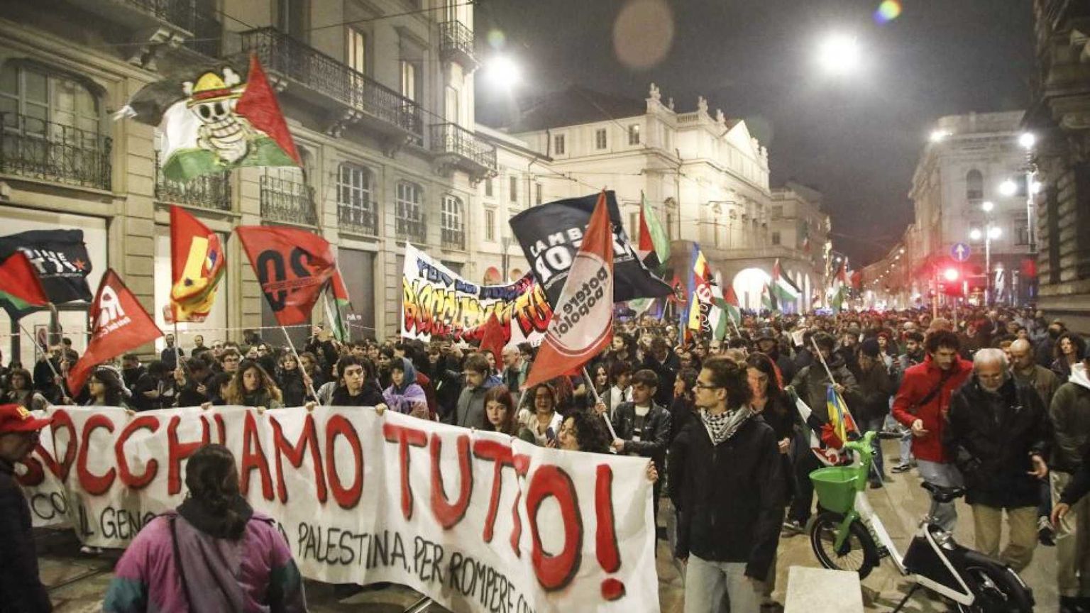 Cortei, scontri, atenei occupati: lo sciopero generale blocca già l'Italia
