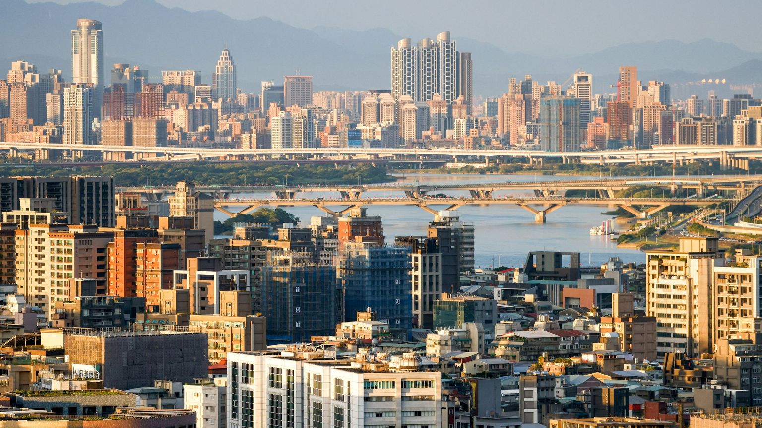La foresta di grattacieli di Taipei, la capitale di Taiwan