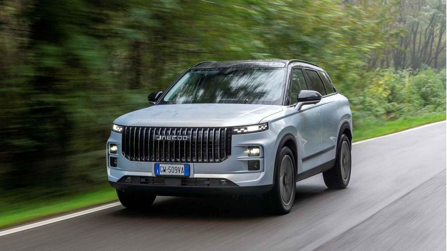 L'auto  cineseJaecoo 7 ripresa di fronte in movimento su strada