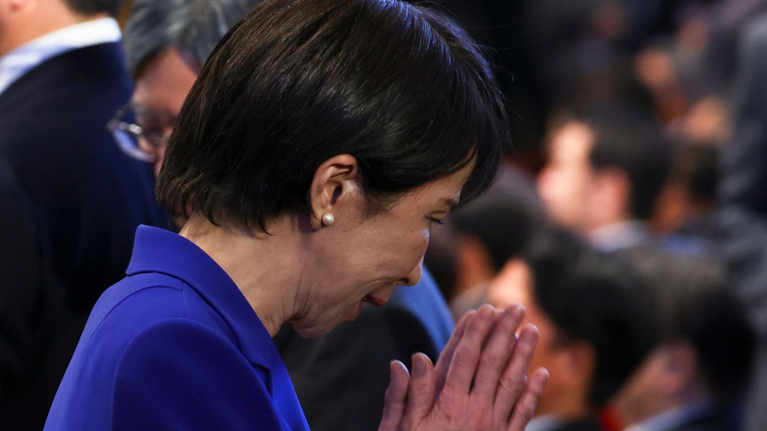 Un'immagine della nuova leader dell'Lpd giapponese che ringrazia la platea dopo l'elezion e al vertice del parito con servatore