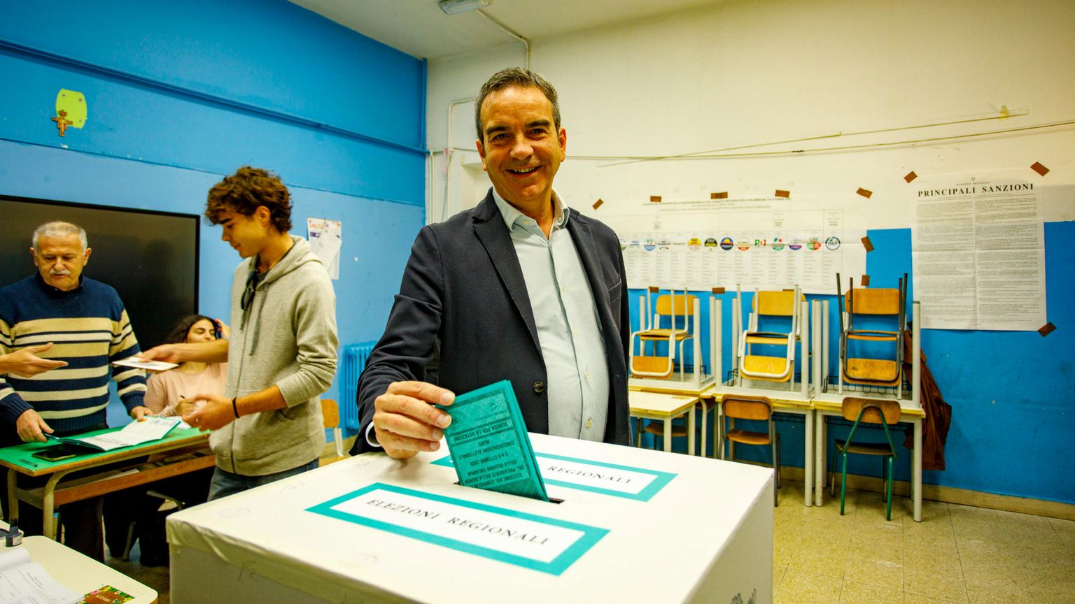 Nella foto l'immagine del presidente uscente della Calabria Occhiuto mentre inserisce la scheda elettorale nell'urna