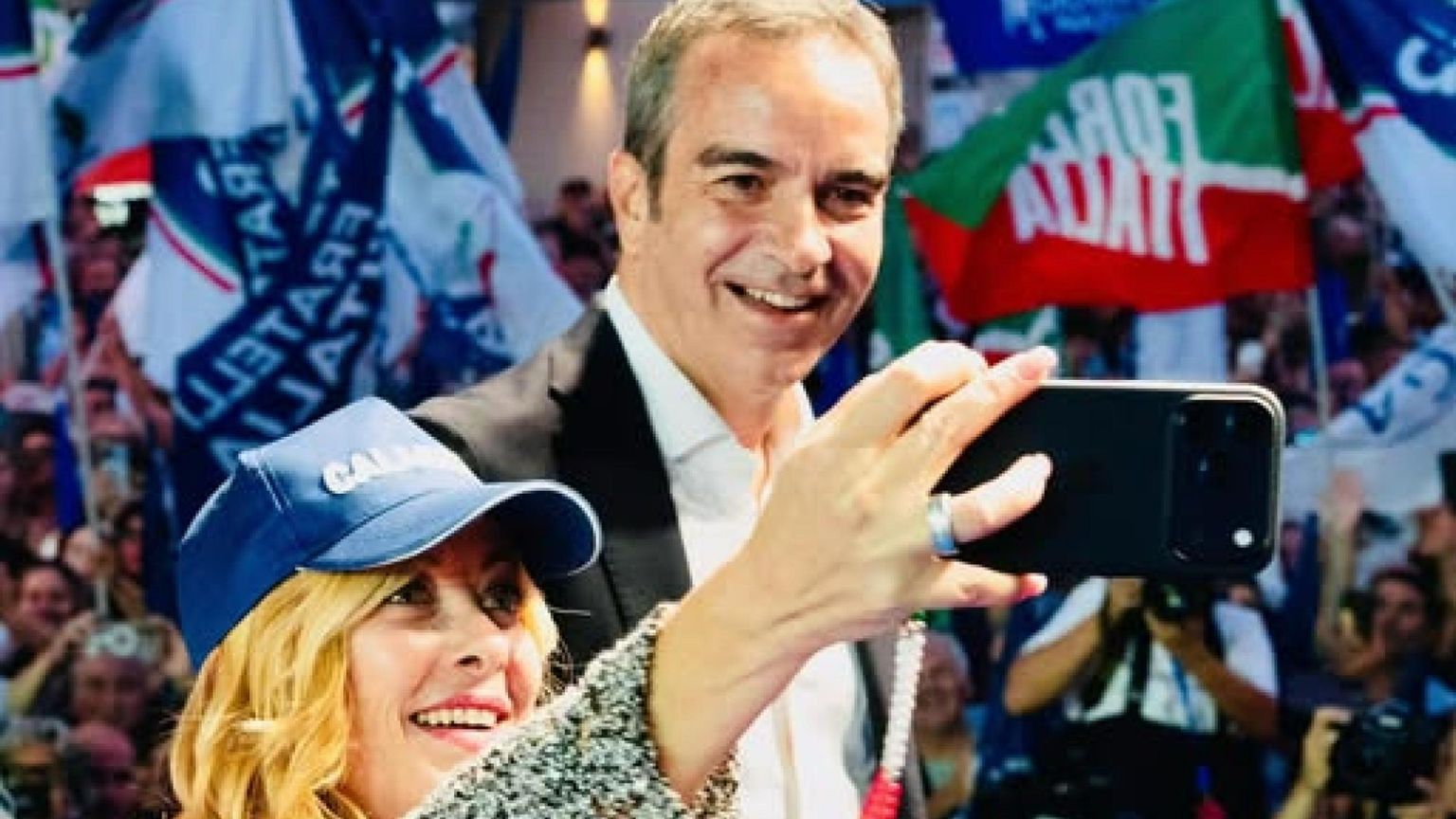 La premier Meloni scatta un selfie sul palco con il governatore Roberto Occhiuto nel giorno della chiusura della campagna elettorale