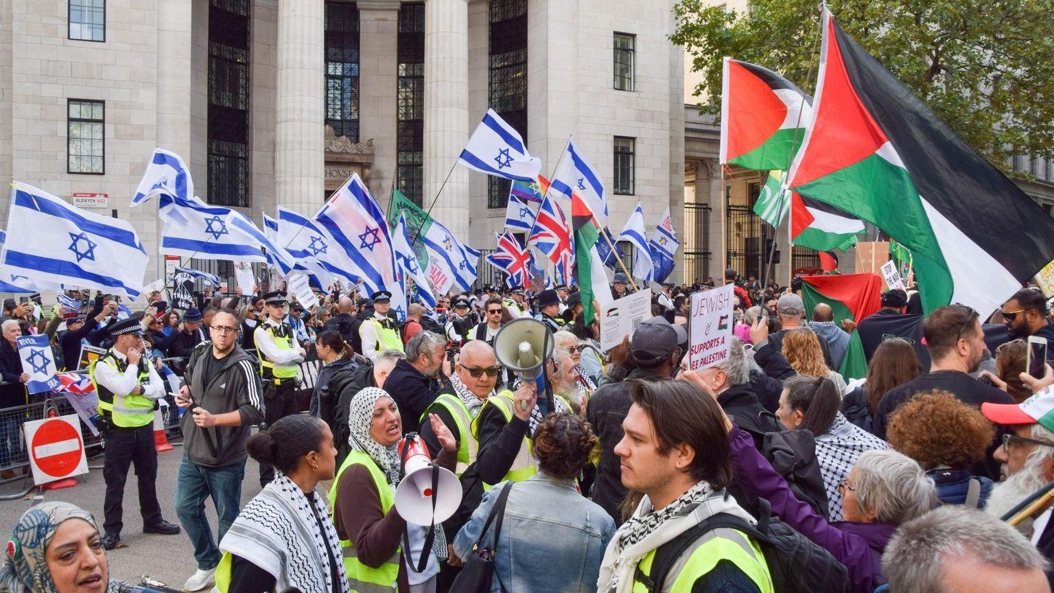 Il 7 ottobre e i due lati di una stessa data
