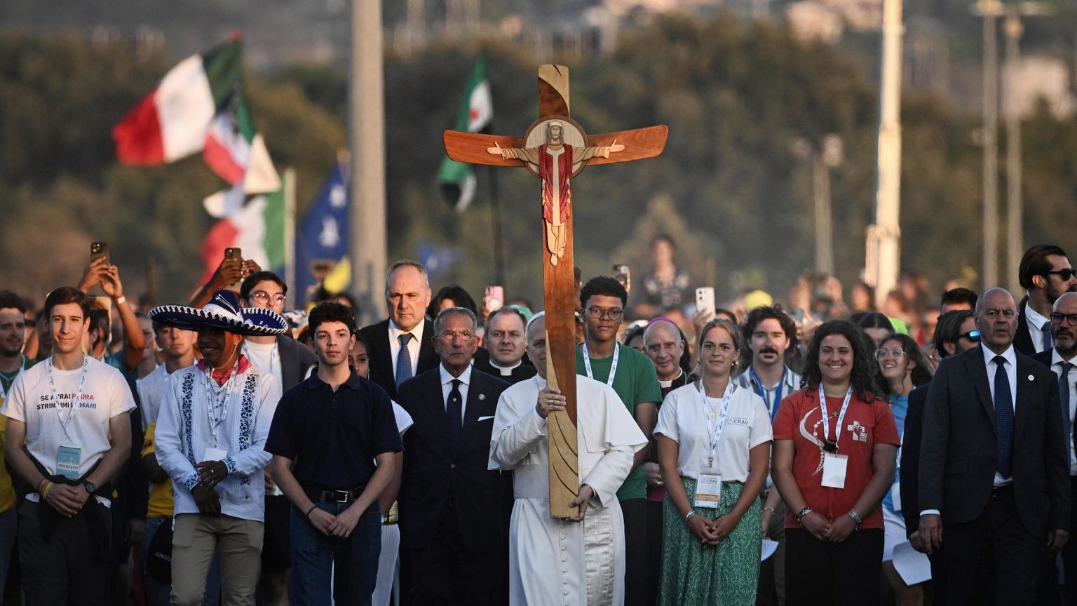 Il Papa ai giovani: non seguite chi usa la fede per dividere